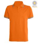 Polo manica corta con profilo tricolore sul colletto e fondo manica, in cotone. Colore arancione JR988447.AR