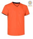 T-Shirt manica corta scollo a V, colletto interno e fondo manica in contrasto, colore grigio scuro e arancione JR992037.ARN