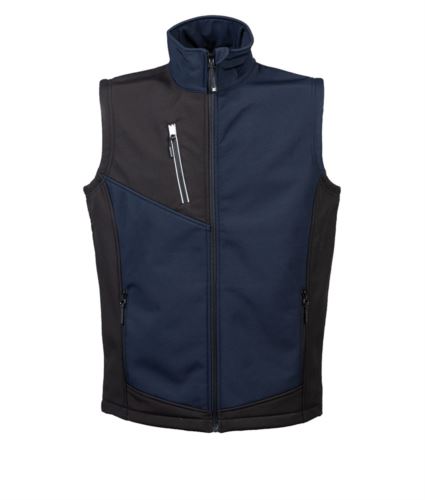 Gilet uomo in softshell a tre strati impermeabile (8000 mm/H2O) e traspirante (1000 g/M2/24h). Parte interna in pile antipilling e coulisse sul fondo. Due tasche esterne con zip. Una tasca sul petto con zip nastrata rinfrangente su tessuto nero. Nastro di rinforzo interno al collo. Stampa rifrangente posteriore sul fianco. Tessuto a protezione del mento.