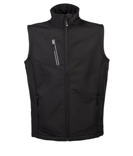 Gilet uomo in softshell a tre strati impermeabile (8000 mm/H2O) e traspirante (1000 g/M2/24h). Parte interna in pile antipilling e coulisse sul fondo. Due tasche esterne con zip. Una tasca sul petto con zip nastrata rinfrangente su tessuto nero. Nastro di rinforzo interno al collo. Stampa rifrangente posteriore sul fianco. Tessuto a protezione del mento.