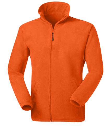 Micropile antipilling zip lunga. Zip lunga antiacqua. Collo alto. 2 tasche coperte con zip antiacqua. Tessuto elasticizzato ai polsi. Colore: Arancione