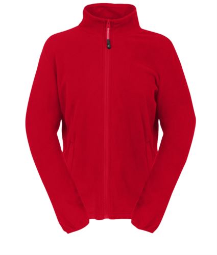 Micropile donna con zip lunga nastrata. Collo alto. Due tasche coperte con zip nastrate. Tessuto elasticizzato ai polsi. Colore Rosso