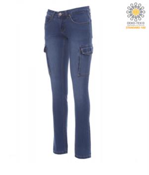 Pantalone donna jeans multitasche, cinque tasche e due tasconi laterali, chiusura con zip in metallo, colore blu chiaro