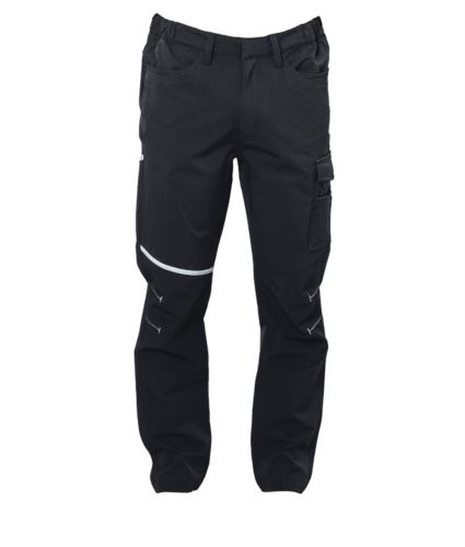 Pantaloni multitasche elasticizzati in tessuto 4 stretch, triple cuciture. Due tasche anteriori. Una tasca laterale con velcro, una piccola tasca aperta e un passante per utensili. Una tasca posteriore con zip con nastratura rifrangente. Una tasca laterale posteriore portametro o portautensili, con banda rifrangente. Tessuto antiabrasione elasticizzato sulle ginocchia con impunture rifrangenti. Elastici in vita con passanti maggiorati. Bottone automatico in vita coperto.