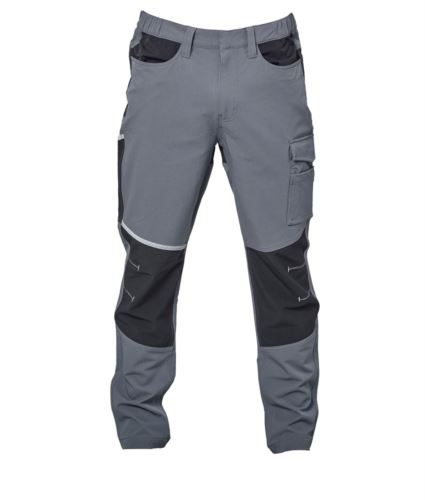 Pantaloni multitasche elasticizzati in tessuto 4 stretch, triple cuciture. Due tasche anteriori. Una tasca laterale con velcro, una piccola tasca aperta e un passante per utensili. Una tasca posteriore con zip con nastratura rifrangente. Una tasca laterale posteriore portametro o portautensili, con banda rifrangente. Tessuto antiabrasione elasticizzato sulle ginocchia con impunture rifrangenti. Elastici in vita con passanti maggiorati. Bottone automatico in vita coperto.